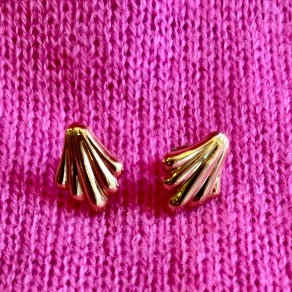 14k Gold Scallop Seashell Earrings - Picture 11 of 16
